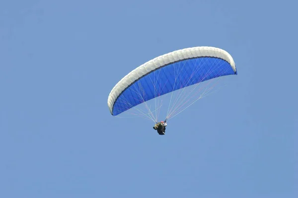 Parapendio Che Vola Nel Cielo — Foto Stock