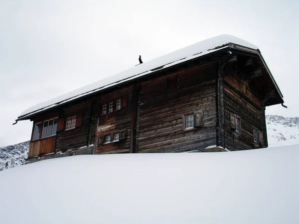 雪の中の山小屋 — ストック写真