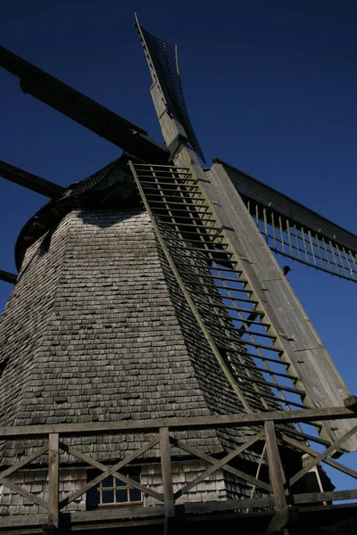 Malerischer Blick Auf Die Landschaft Mit Windmühlenbau — Stockfoto