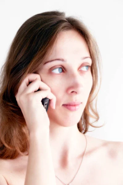 Retrato Uma Bela Jovem Com Telefone Celular — Fotografia de Stock