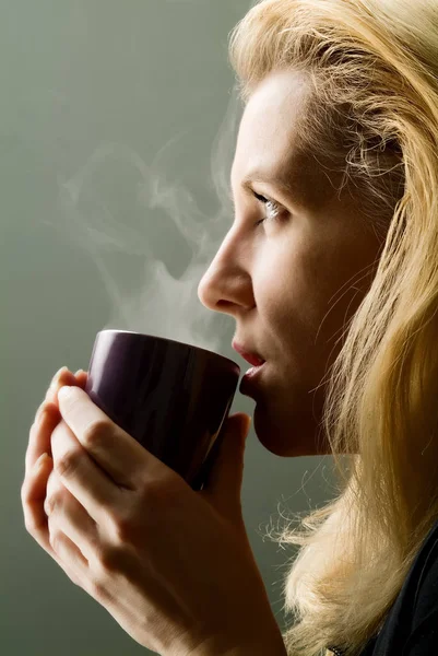Женщина Чашкой Кофе — стоковое фото
