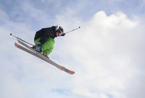 スキー場の斜面でのスノーボード — ストック写真