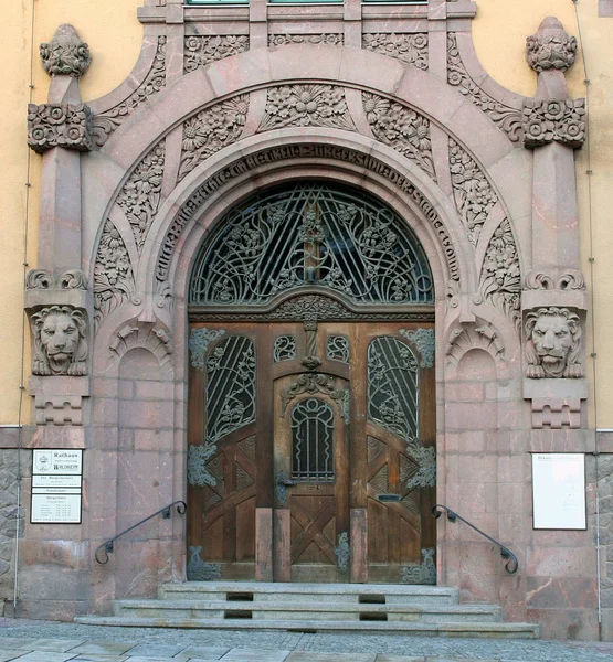 瓦尔德海姆市政厅的细节市政厅建于1902年的瓦尔德海姆新城 罗克丽兹斑岩立面设计精美 给人留下深刻印象 — 图库照片