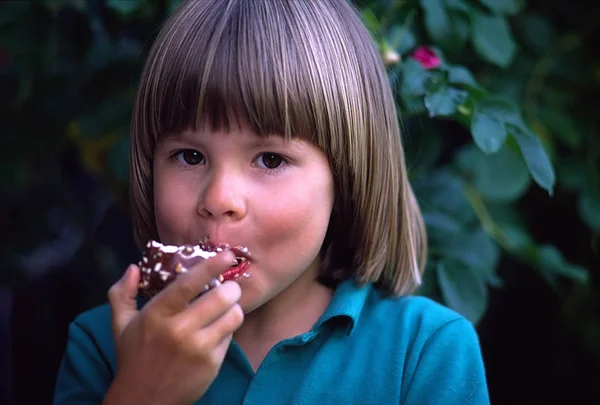 Menina Comendo Sorvete — Fotografia de Stock