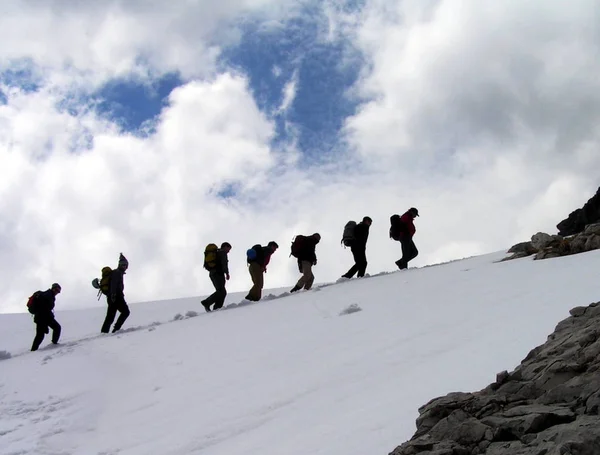 Grupo Excursionistas Las Montañas Invierno — Foto de Stock