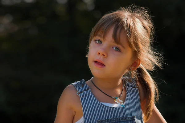 Portret Van Aantrekkelijk Meisje Overdag — Stockfoto