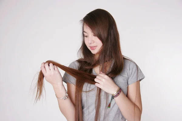 Jeune Femme Aux Cheveux Longs Dans Une Robe Blanche — Photo