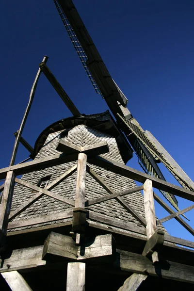 Malerischer Blick Auf Die Landschaft Mit Windmühlenbau — Stockfoto