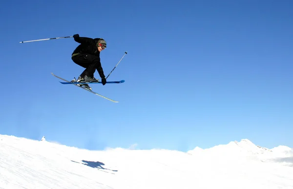 Skier Σκι Κατάβαση Στα Ψηλά Βουνά — Φωτογραφία Αρχείου