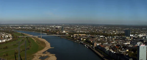 杜塞尔多夫和莱茵的全景 — 图库照片
