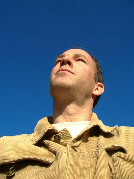 Jovem Uma Camisa Azul Contra Céu — Fotografia de Stock