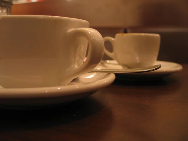 木桌上的咖啡杯和浓缩咖啡杯 — 图库照片