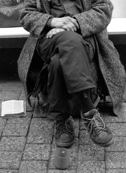 Ni靴屋の前でこの素敵な紳士に会い 地球上に座って読んでいました Nheは私が彼を撮影することを許可し 私たちは話しました 彼は一人で家もないけど — ストック写真