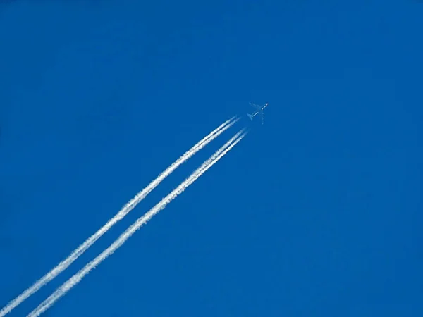 Ślad Oparów Niebie Chmury Kształcie Linii Produkowane Przez Samoloty — Zdjęcie stockowe
