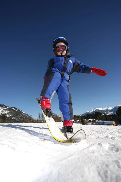 Skifahrer Mit Skihelm Auf Schnee — Stockfoto