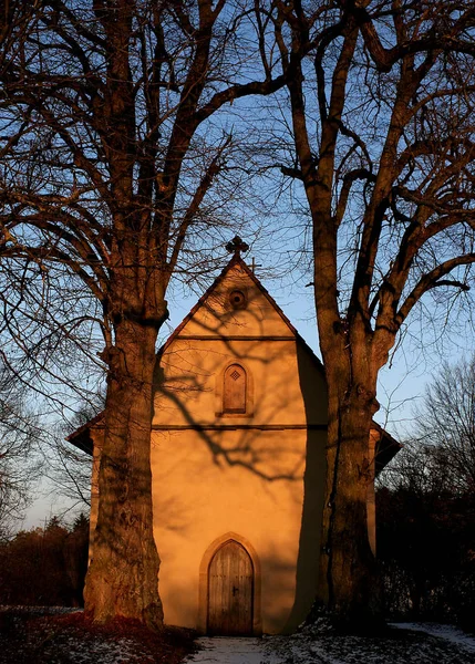 Mystisch Erscheinen Warmen Licht Der Untergehenden Sonne Die Dorfkapelle Peter — Stockfoto