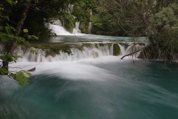 Bella Cascata Sullo Sfondo Della Natura — Foto Stock