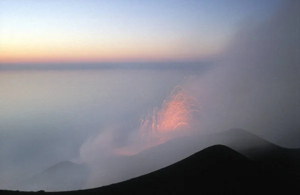 Erupcja Szczycie Stromboli Zachodzie Słońca Stromboli Jest Najbardziej Wysuniętą Wschód — Zdjęcie stockowe