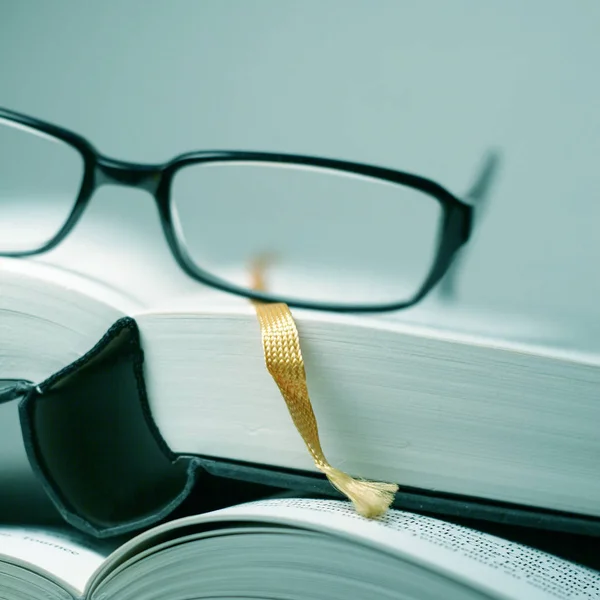 Libro Con Los Ojos Cerrados Disparos — Foto de Stock