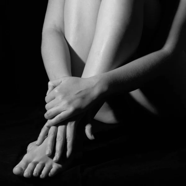 Νεαρή Γυναίκα Μαύρο Στήθος Στο Πάτωμα — Φωτογραφία Αρχείου