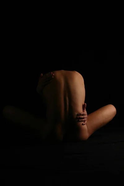Nackte Frau Mit Langen Beinen Schwarzen Strumpfhosen Auf Dunklem Hintergrund — Stockfoto