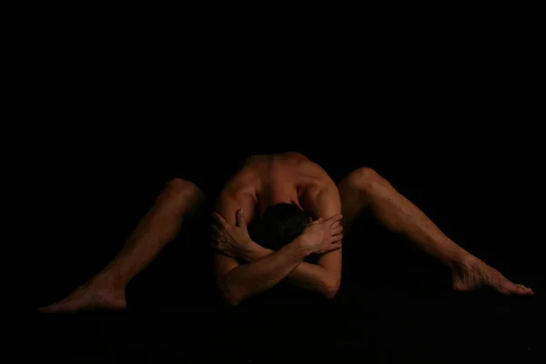 Junger Nackter Mann Mit Muskulösem Körper Auf Schwarzem Hintergrund — Stockfoto
