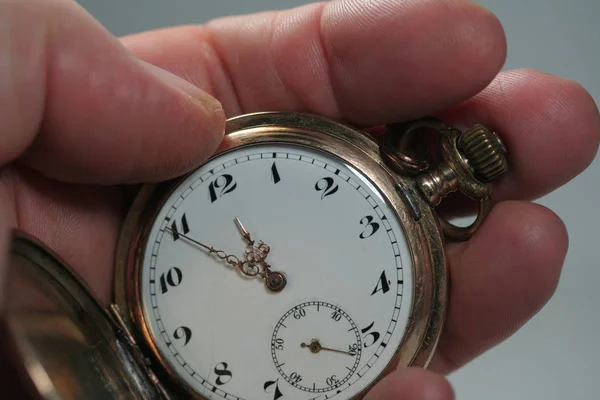 Ręka Trzymająca Zegar — Zdjęcie stockowe