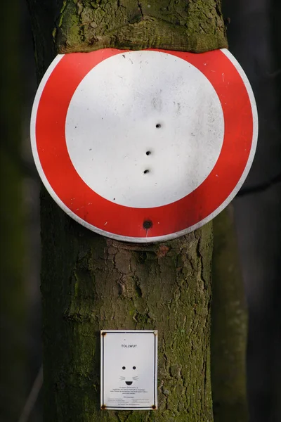 the tree is treated against rabies because he bit the sign?\r\nthe tree does not like prohibition signs?\r\nor is it the revenge of the nails,which was attached the sign?\r\nin any case,there is in the foreseeable future are no more a ban,we