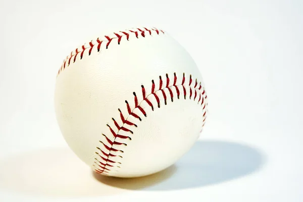Μπάλα Του Μπέιζμπολ Και Κόκκινο Γάντι Απομονώνονται Λευκό Φόντο — Φωτογραφία Αρχείου