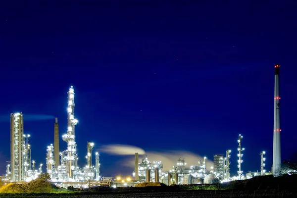 Olieraffinaderij Nachts — Stockfoto