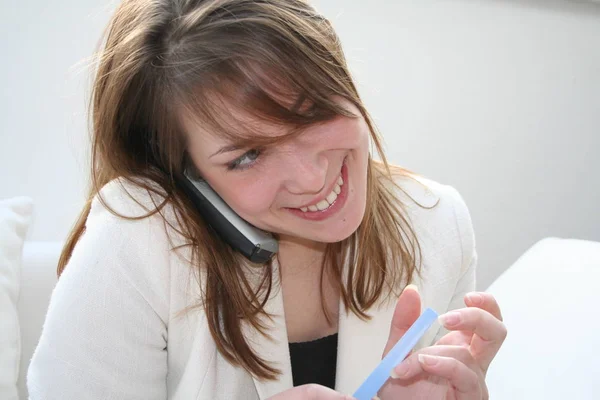 Jeune Femme Utilisant Une Tablette Informatique Maison — Photo