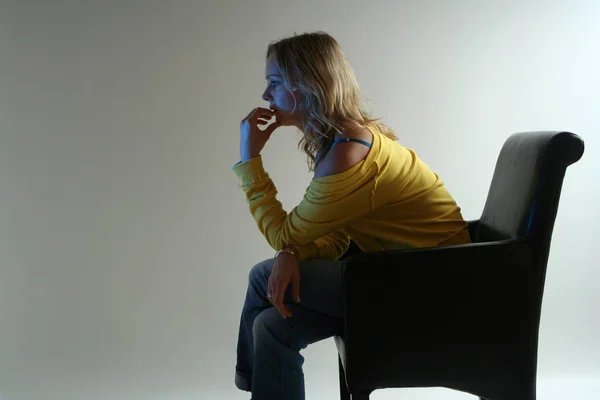 Jeune Femme Assise Sur Chaise Parlant Téléphone — Photo