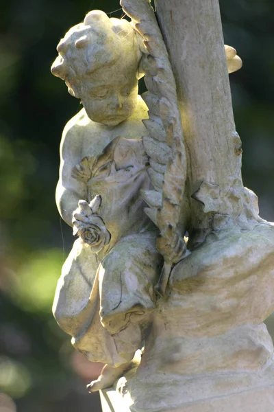 墓の中の大理石の天使フィギュア — ストック写真