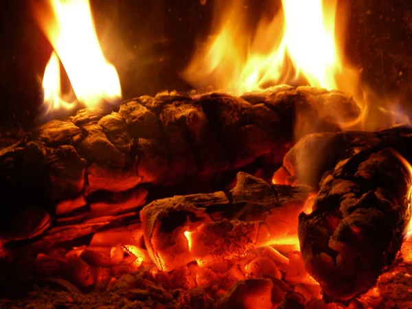 炎と燃える火で暖炉を — ストック写真