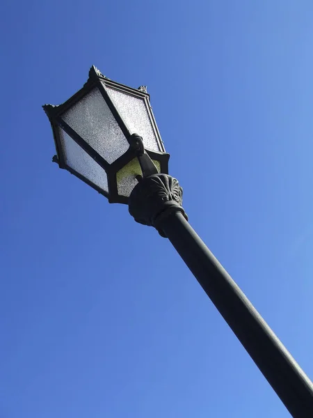 Lampa Uliczna Błękitne Niebo — Zdjęcie stockowe