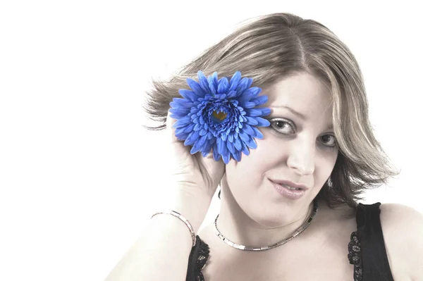 Retrato Una Mujer Hermosa Con Flores Azules — Foto de Stock