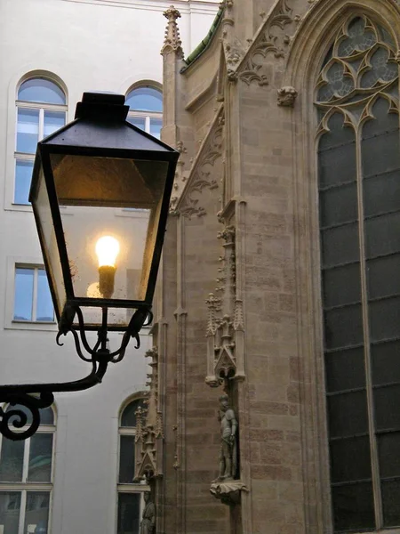 旧电灯笼 在维也纳市中心 彭纳税优化750 84毫米 — 图库照片