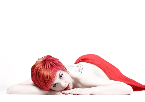 Hermosa Mujer Joven Vestida Rojo Que Encuentra Suelo — Foto de Stock