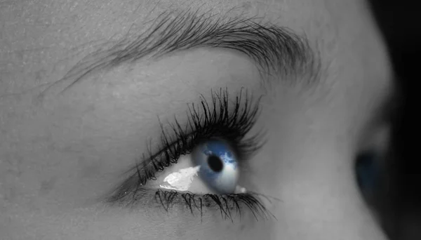 Крупным Планом Женского Глаза Черным Фоном — стоковое фото