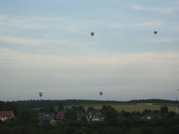 Quatre Ballons Dans Ciel Photographiés Avec Pentax Optio S40 — Photo