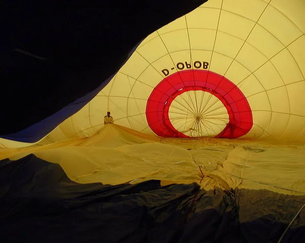 Αερόστατο Θερμού Αέρα Στην Έρημο — Φωτογραφία Αρχείου