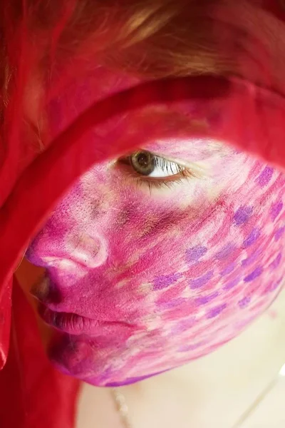Porträtt Vacker Kvinna Med Röda Läppar Och Svart Halsduk — Stockfoto