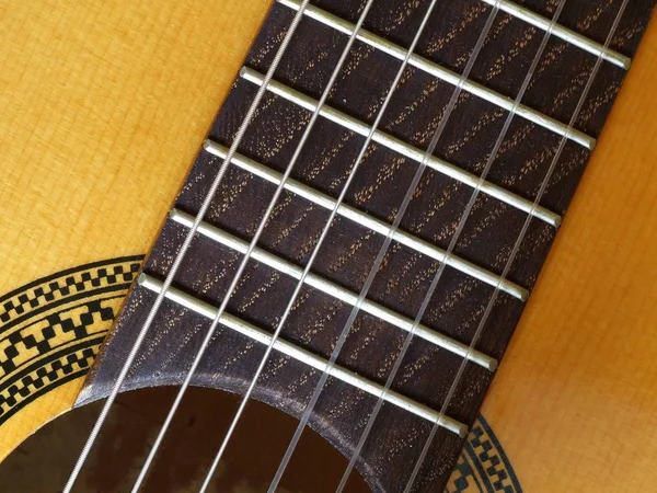 テーブルの上のアコースティックギター — ストック写真