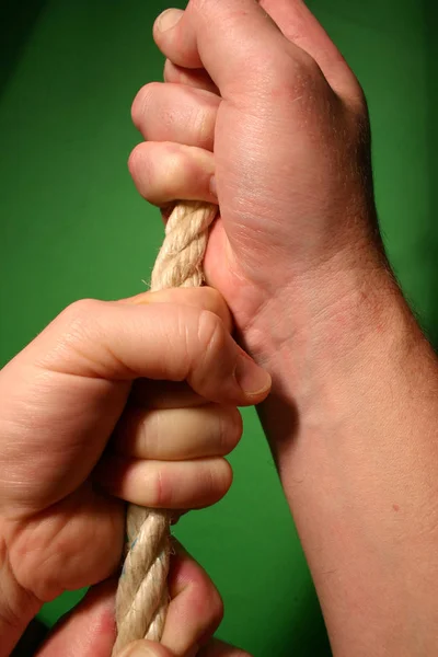 人間の手のロープを閉じて — ストック写真