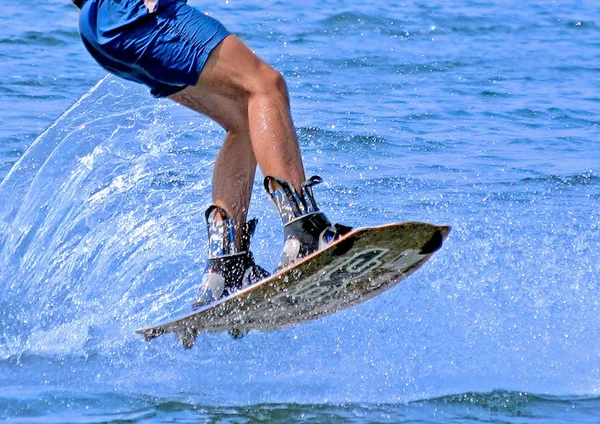 Hombre Camisa Azul Surfeando Las Olas —  Fotos de Stock