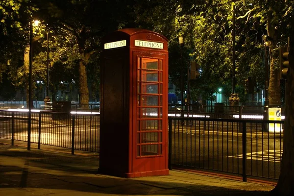 Una Cabina Telefónica Roja Ciudad —  Fotos de Stock