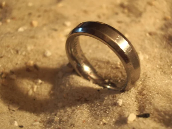 Een Ring Het Zand Met Schatten Fotografiert Met Een Pentax — Stockfoto