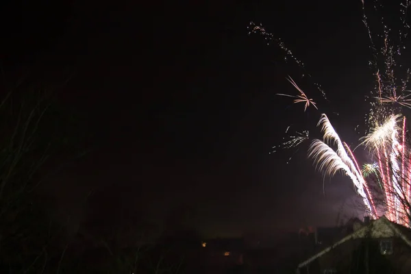 Explodindo Fogos Artifício Coloridos Céu — Fotografia de Stock