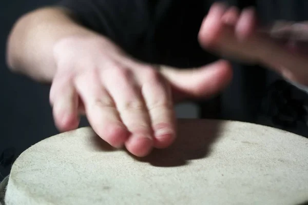 Vrouw Met Een Hand Van Een Vrouwelijke Patiënt — Stockfoto