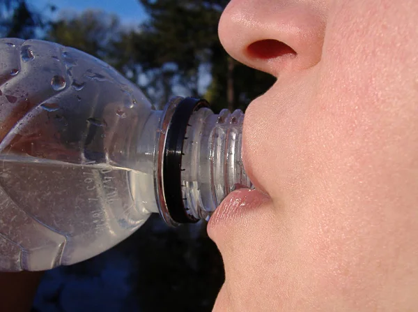 Женщина Пьет Воду Бутылки — стоковое фото